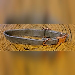 * Medium grey and rose gold collar